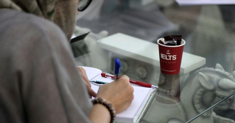 IELTSを受けているイメージ