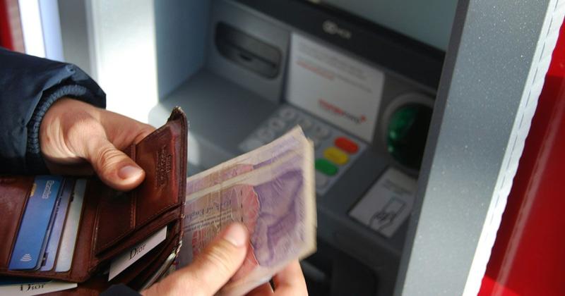 英語で銀行口座を開設しているイメージ