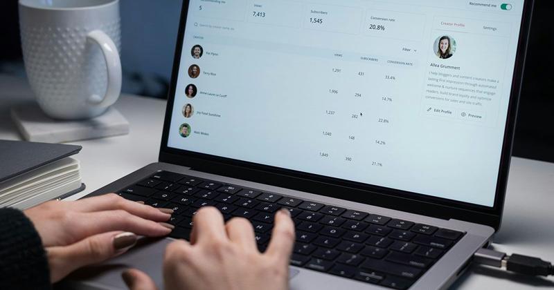 ビジネス英語で報告・進捗説明をしているイメージ