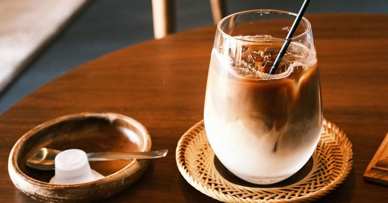 英語でカフェのコーヒーを注文しているイメージ