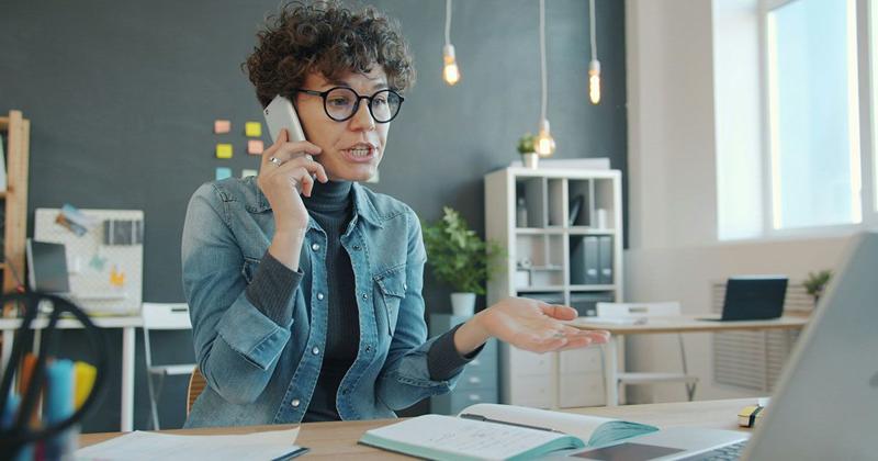 英語でクレーム対応をしているイメージ