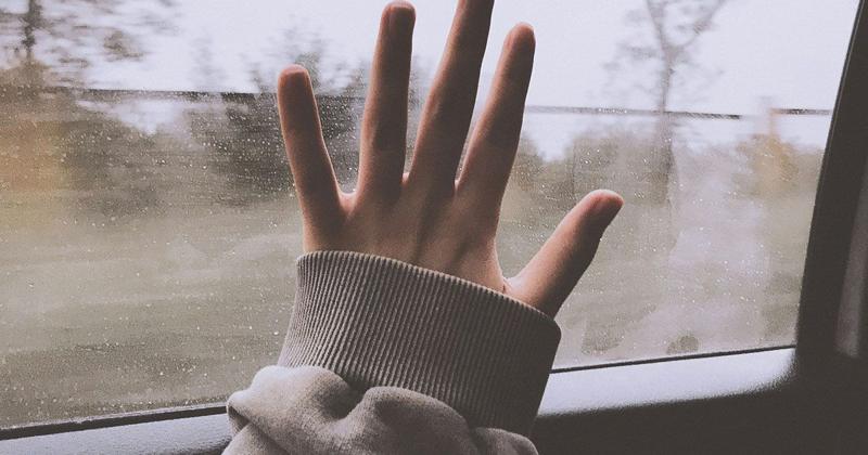 英語でgoodbye（お別れ）しているイメージ