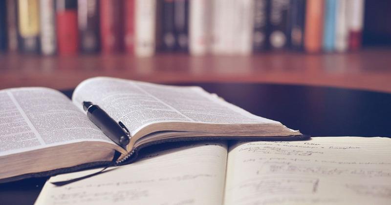 共通テストに向けて受験生が英語を勉強しているイメージ