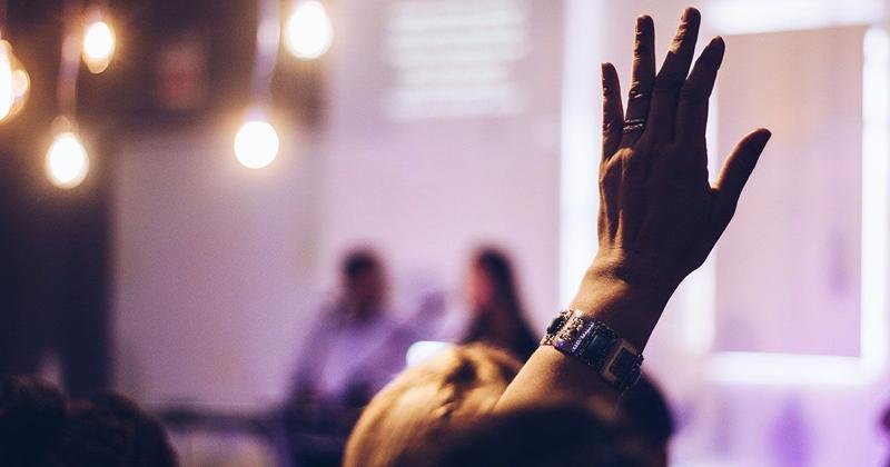 英語で丁寧に質問しているイメージ