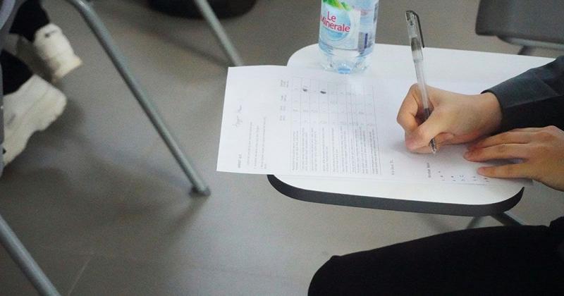 TOEICテストを受けているイメージ