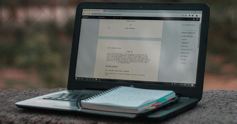 英語のカンマを書いているイメージ