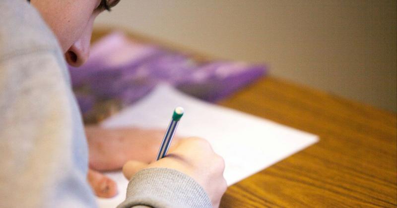 英検1級を受けているイメージ