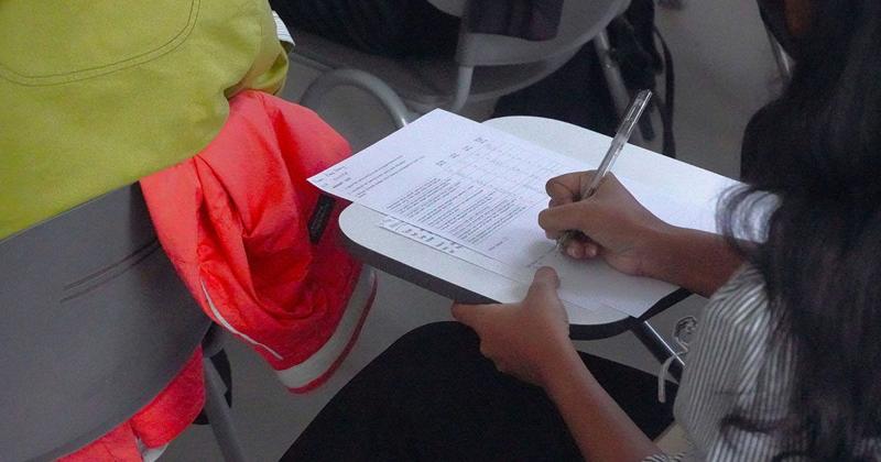 英検準1級を受けているイメージ