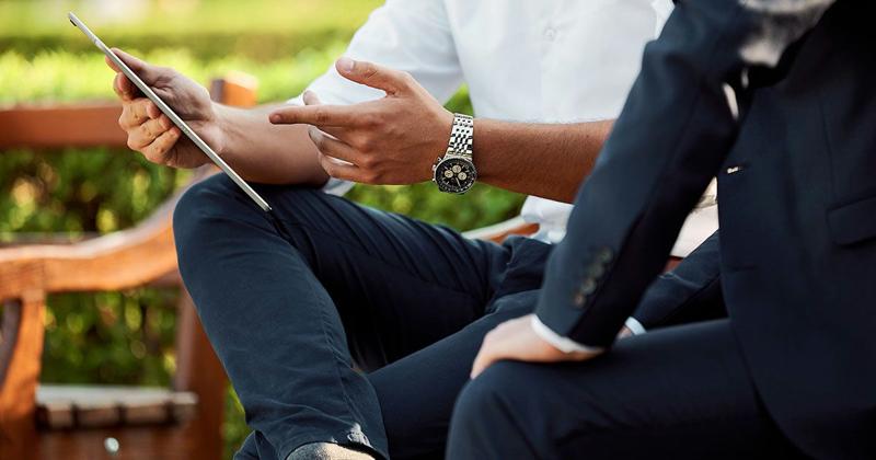 英語で分かりやすく説明しているイメージ