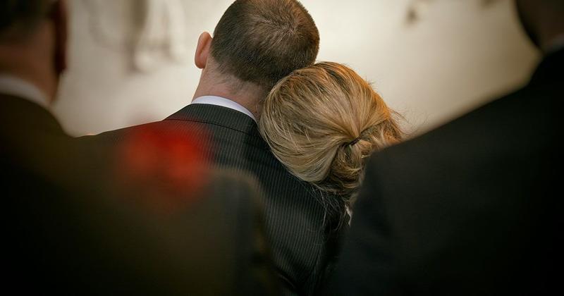 英語でお悔やみを伝えているイメージ