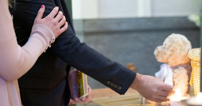 葬儀で英語でお悔やみを伝えているイメージ