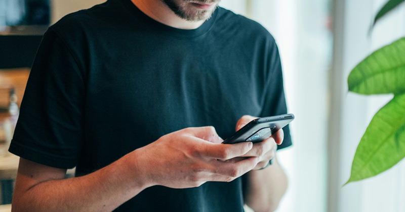 英語でレビューを書いているイメージ