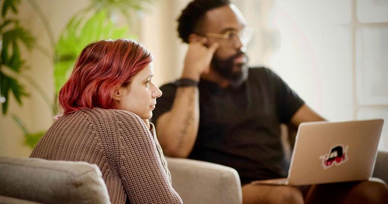 英語で相手の話を聞いているイメージ