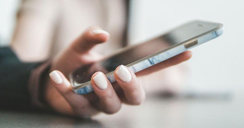 英語でビジネス電話しているイメージ