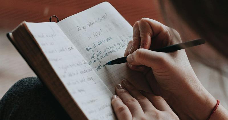 英語学習用日記を書いているイメージ