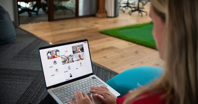 英語で上司に報告するイメージ