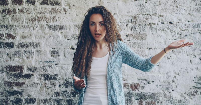 英語で皮肉を言っているイメージ