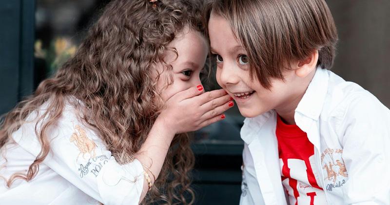 英語の会話で句動詞を使っているイメージ