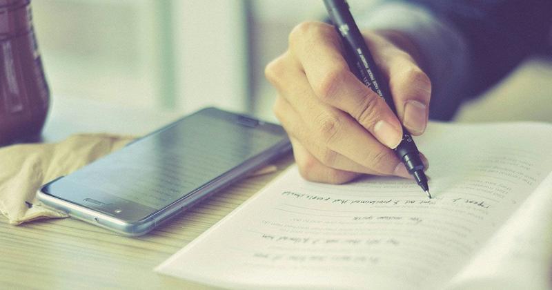 TOEIC・TOEFL・IELTS向けに英語を勉強しているイメージ