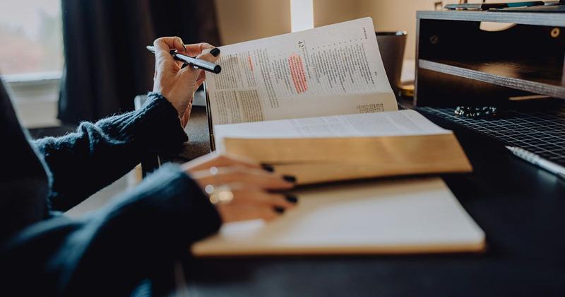 英語学習をしているイメージ