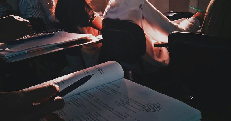 英検準2級を受けているイメージ