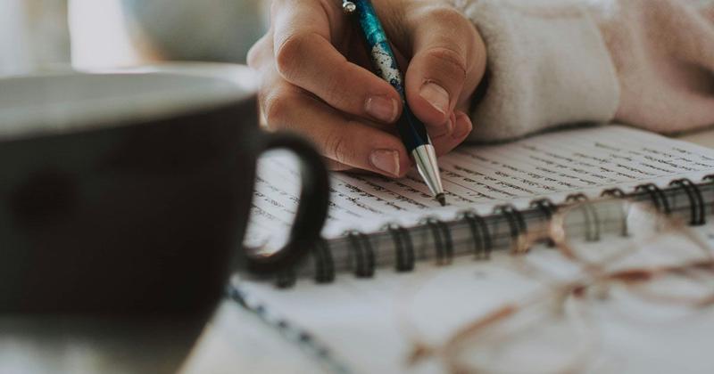 英語でライティングしているイメージ