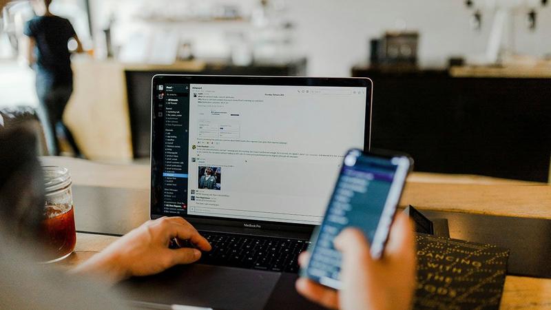 ビジネスメールをしている人のイメージ