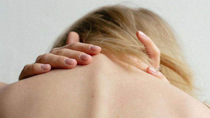 痛い思いをしている人のイメージ