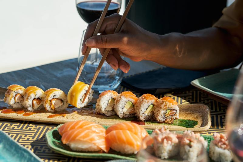 A plate of sashimi and makizushi, two types of Japanese sushi.