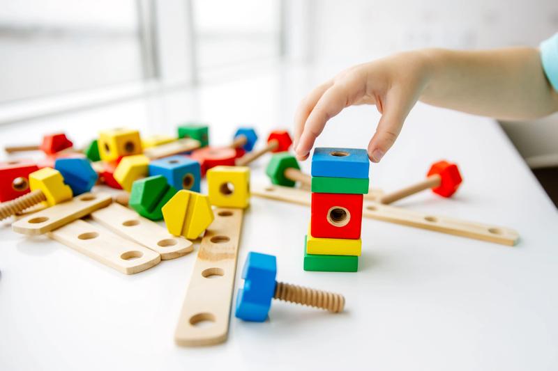 A photo of someone playing with tinker toys, referencing how particles are like the nuts and bolts that hold Japanese sentences together.