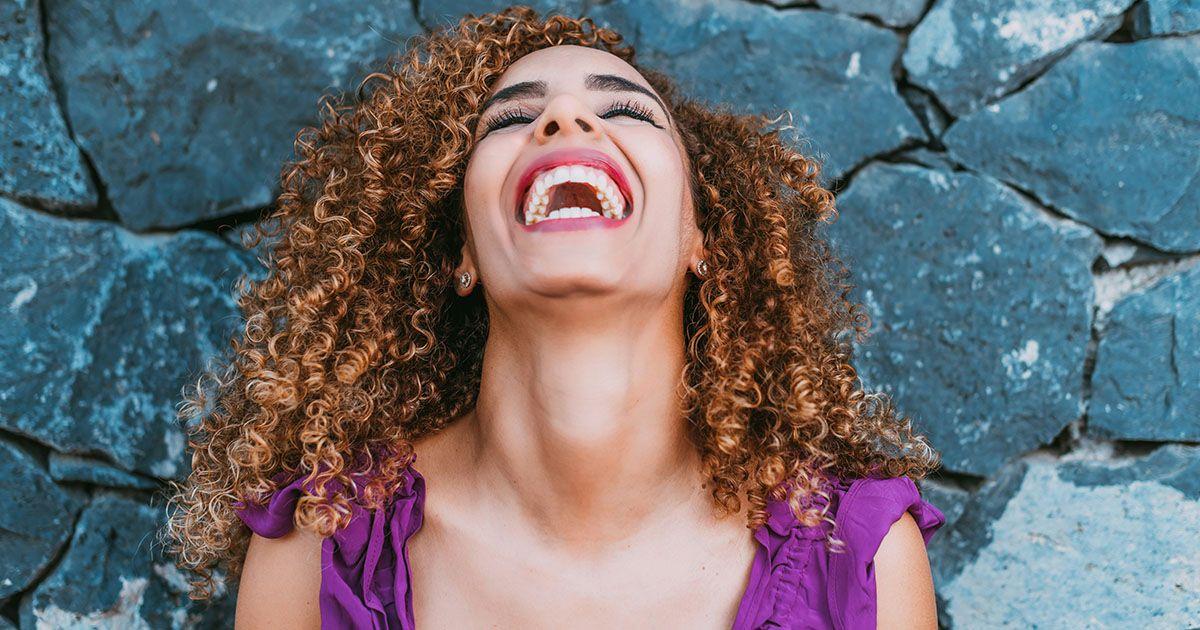 英語のジョークで爆笑しているイメージ