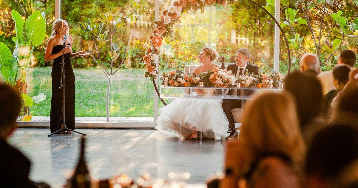 結婚式で英語のスピーチをしているイメージ