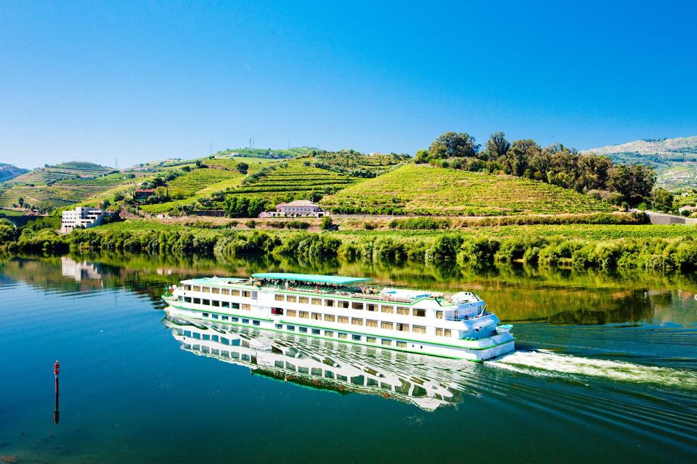 Douro Valley Wine Itinerary: Quintas, Trains, and River Cruises