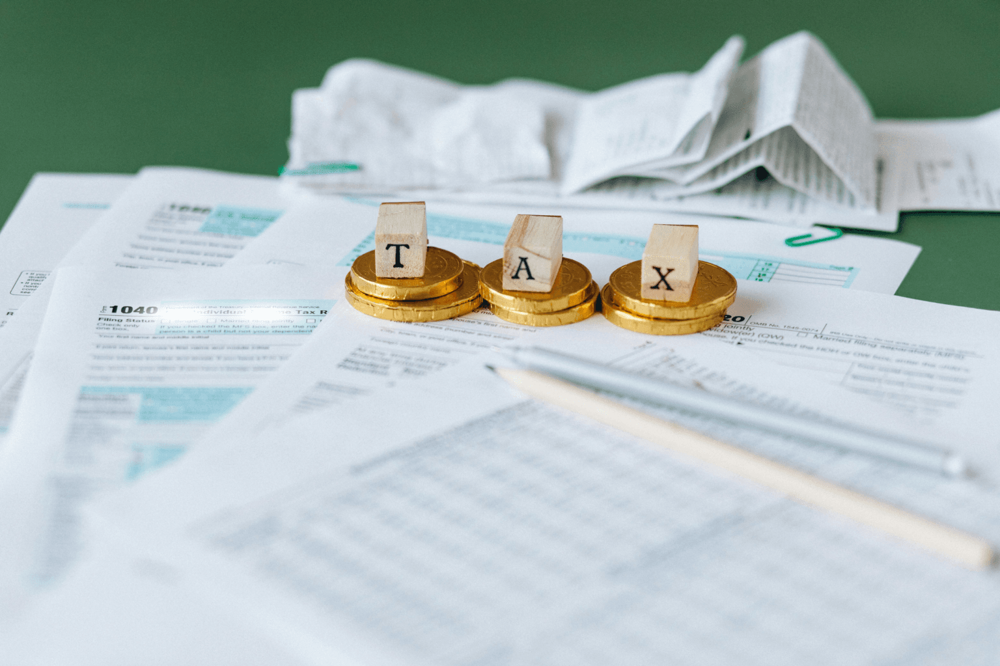 Vocabulario de impuestos en inglés: tax return, deductions, filing - Banner