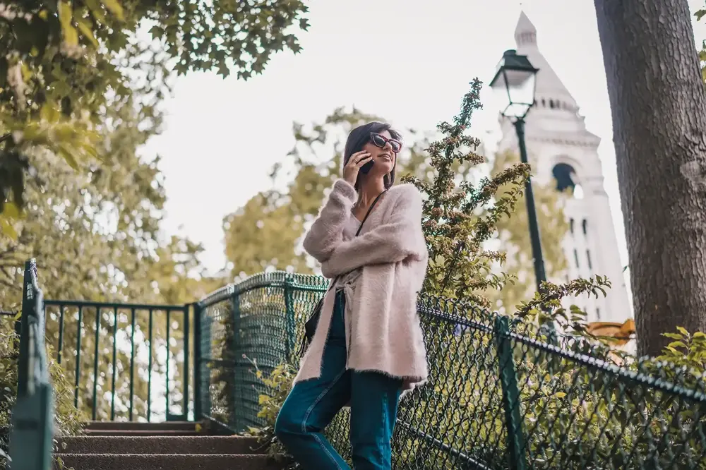 How to talk on the phone in French - Banner