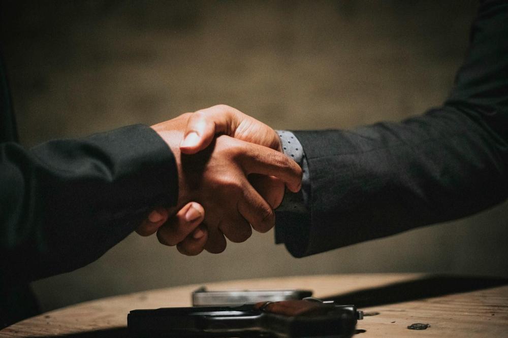 Using LinkedIn in France: A Job Search Playbook for Foreigners