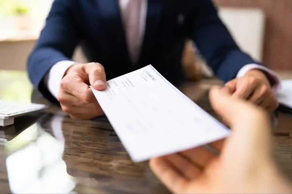 Todas las expresiones con check en inglés: check in, check out, check up - Banner