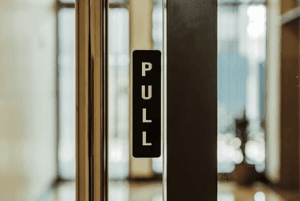 Todas las expresiones con pull en inglés: pull off, pull over, pull through - Banner
