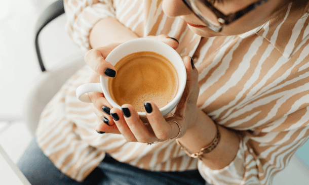 Todas las expresiones con hold en inglés: hold on, hold up, hold back - Banner