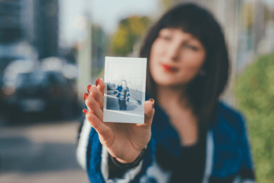 Todas las expresiones con show en inglés: show up, show off, show around - Banner