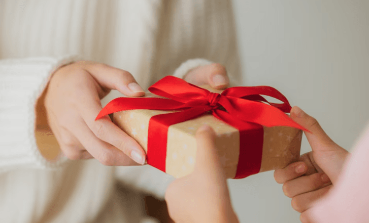 Gift-giving customs and phrases - Banner