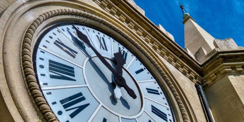 How to tell time and use time expressions in Italian - Banner