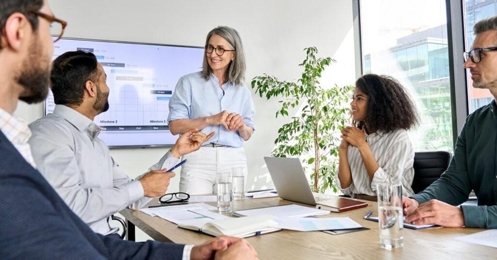 Jerga corporativa en inglés: synergy, leverage, circle back - Banner