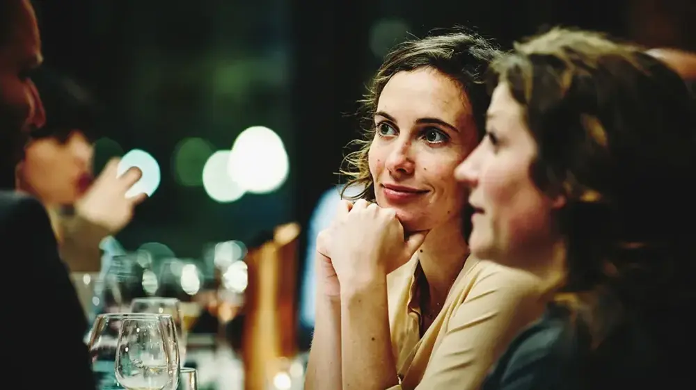 英語における hear と listen の違い - Banner