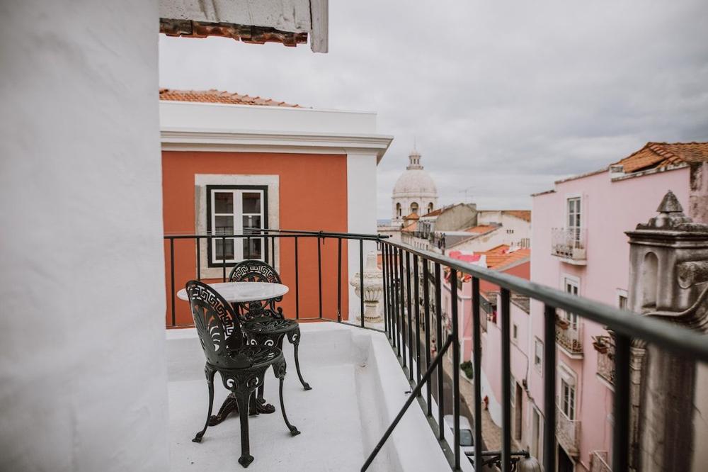 Renting an Apartment in Lisbon as a Foreigner: Contracts & Pitfalls