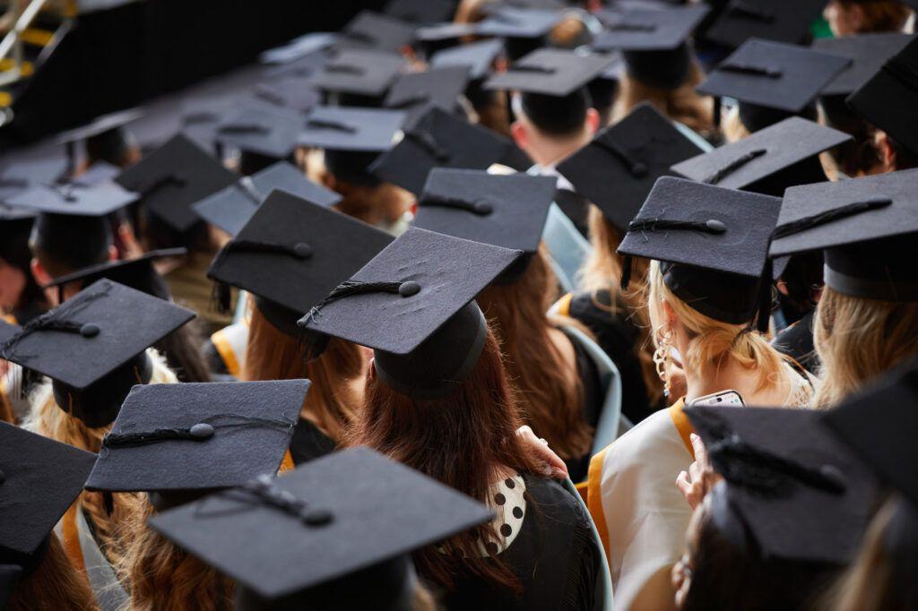 Vocabulario de graduación en inglés: diploma, commencement, valedictorian - Banner
