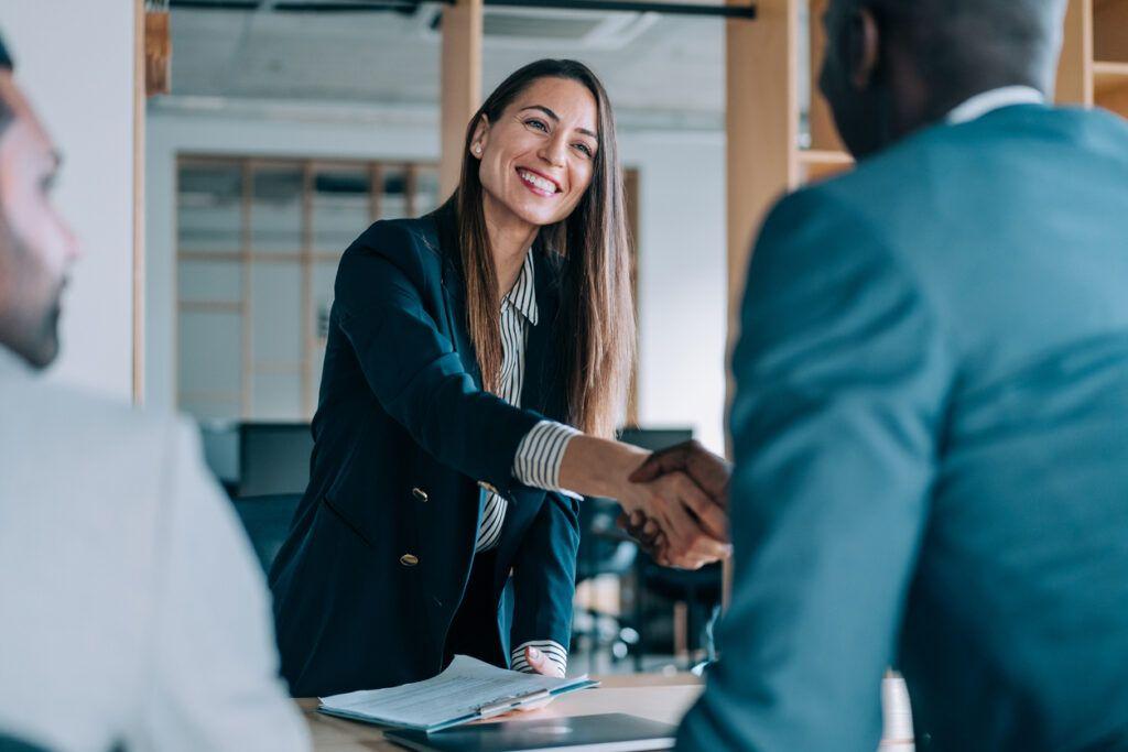 Todas las formas de saludar en inglés: formal, informal y slang - Banner