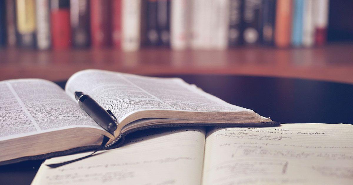 共通テストに向けて受験生が英語を勉強しているイメージ