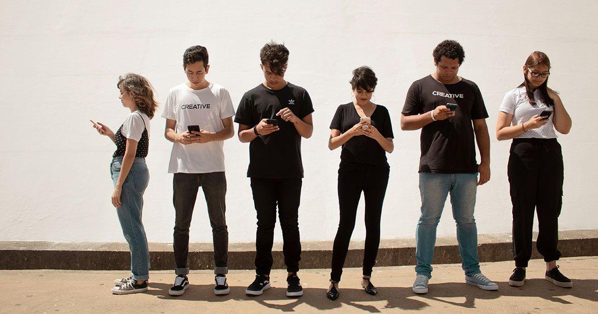 英語圏のZ世代がSNSでスラングを使っているイメージ