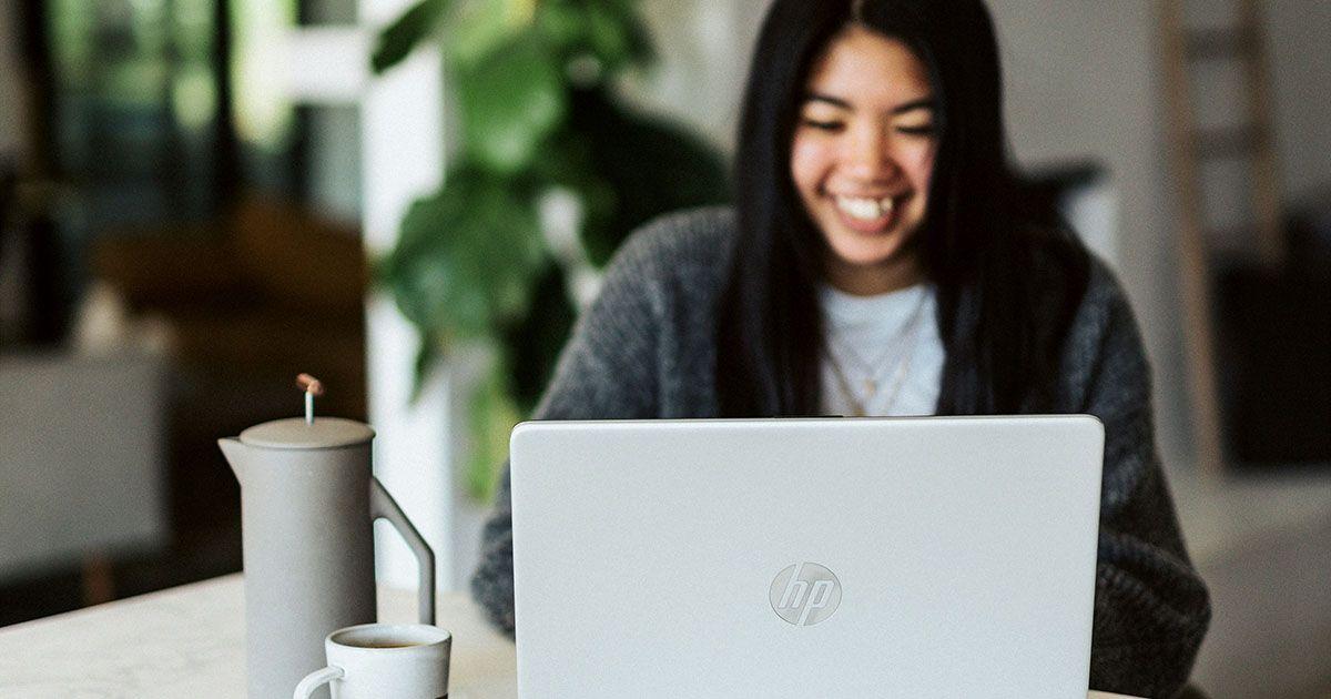 オンライン英会話サービスを受けている日本人のイメージ